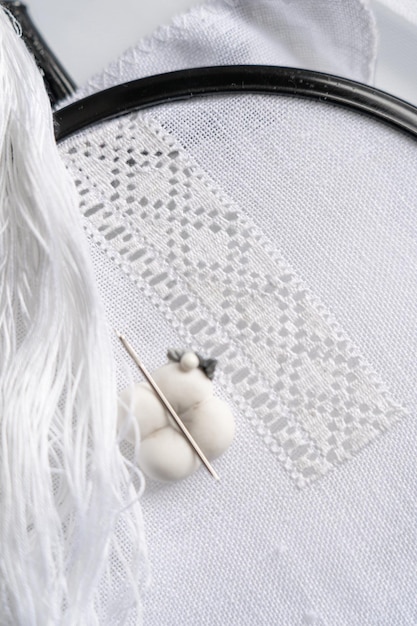 broderie manuala pe material